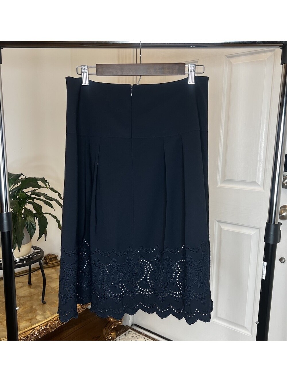 Ann Taylor Black Pleated Knee-Length Skirt Scalloped Eyelet Lace Hem - Size 8